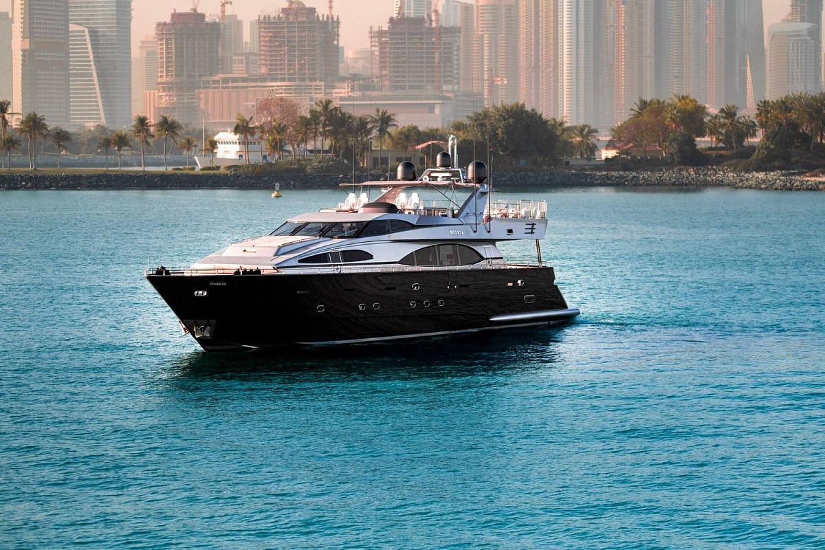 Аренда моторной яхты Azimut 100 Medusa в Дубае, ОАЭ